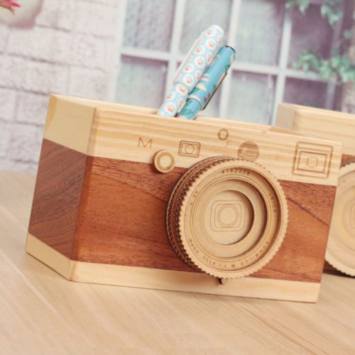 Porte-crayon en bois en forme d'un appareil photo – Image 2
