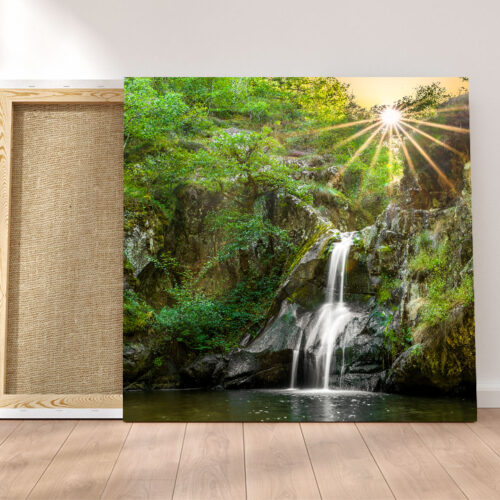 Soleil perçant sur la Cascade du Gour Saillant - Toile Murale – Image 2